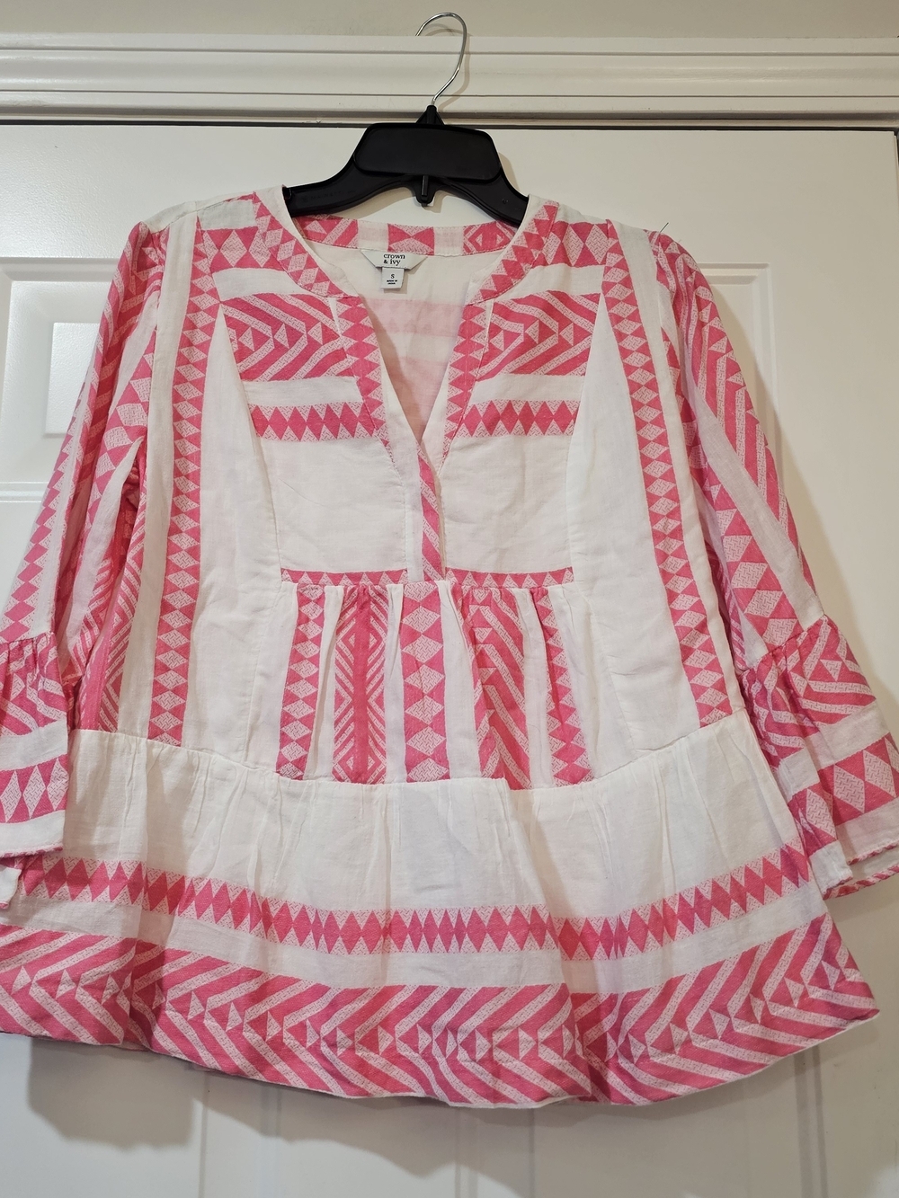 Crown And Ivy Pink and White Embroidered Peasant Top Summer Chic Size Small{Bx26